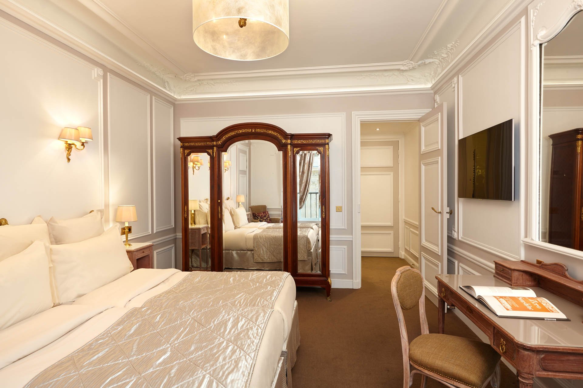 235/Chambres/Room_Prestige_6_-_CHotel_Regina_Paris.jpg
